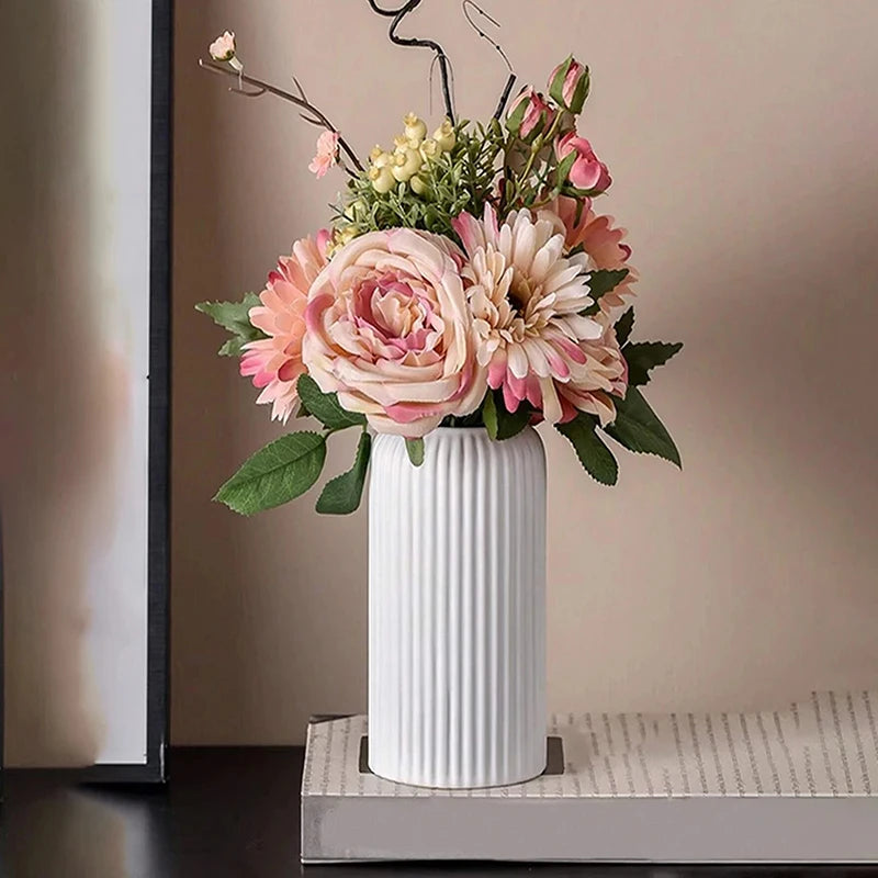 Vaso Decorativo Listrado – Elegância e Criatividade para sua Decoração
